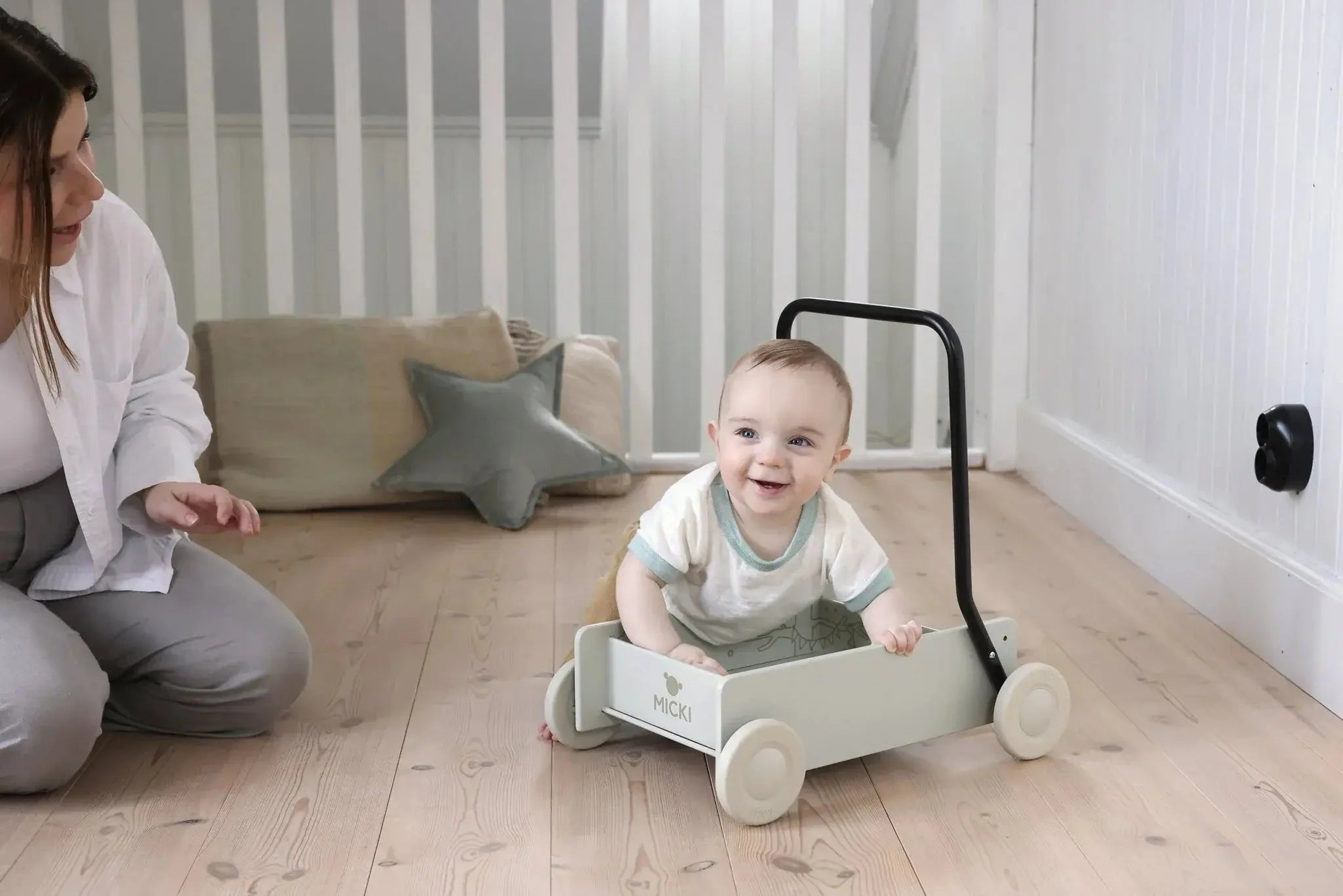 Beżowy drewniany chodzik pchacz, do nauki chodzenia, dla dzieci, zabawka Micki - Zabawki z Lasu 