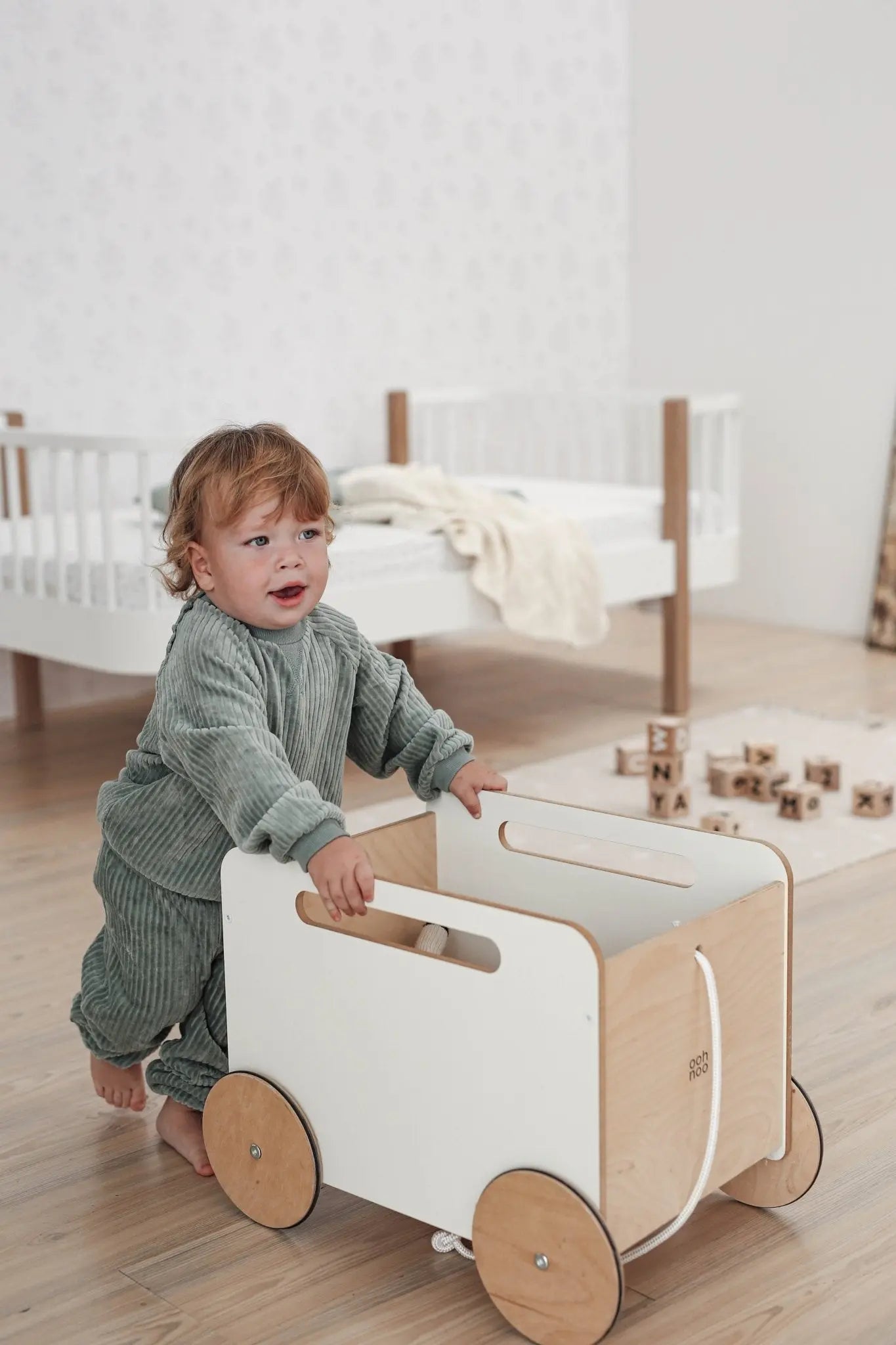 Biała drewniana skrzynia na kółkach zabawka przechowywanie zabawek ooh noo - Zabawki z Lasu 