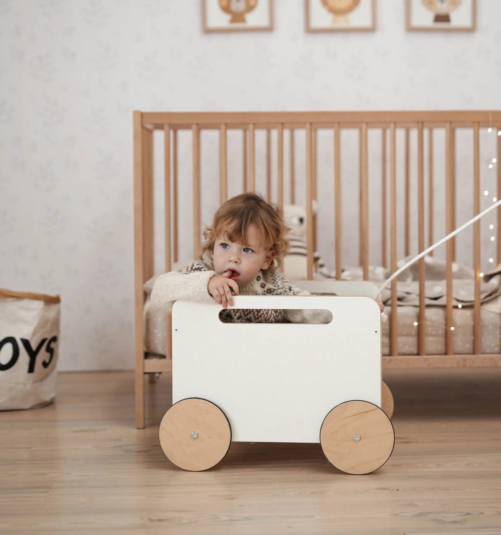 Biała drewniana skrzynia na kółkach zabawka przechowywanie zabawek ooh noo - Zabawki z Lasu 