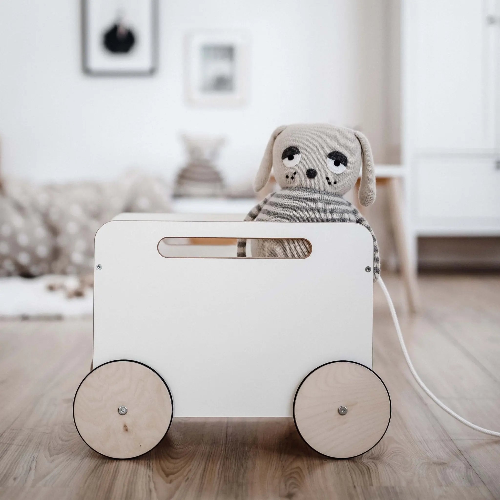 Biała drewniana skrzynia na kółkach zabawka przechowywanie zabawek ooh noo - Zabawki z Lasu 