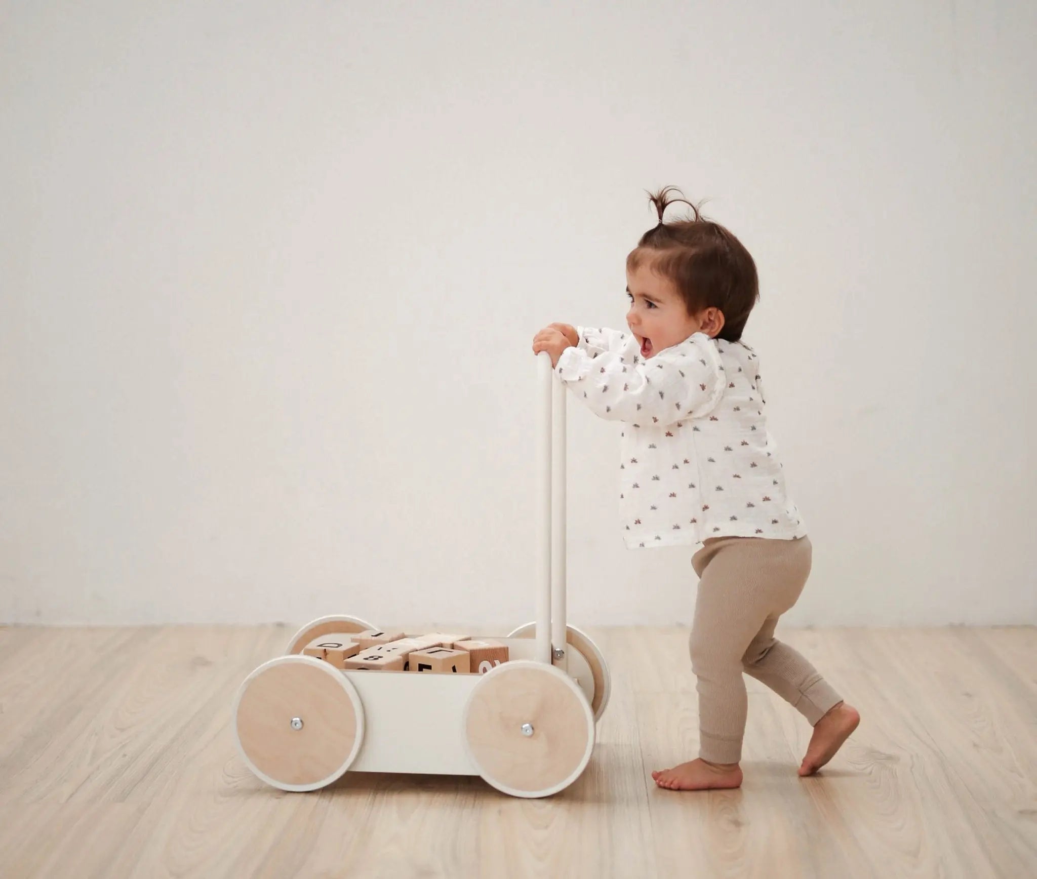 Biały drewniany chodzik pchacz nauka chodzenia zabawka dla dzieci ooh noo - Zabawki z Lasu 