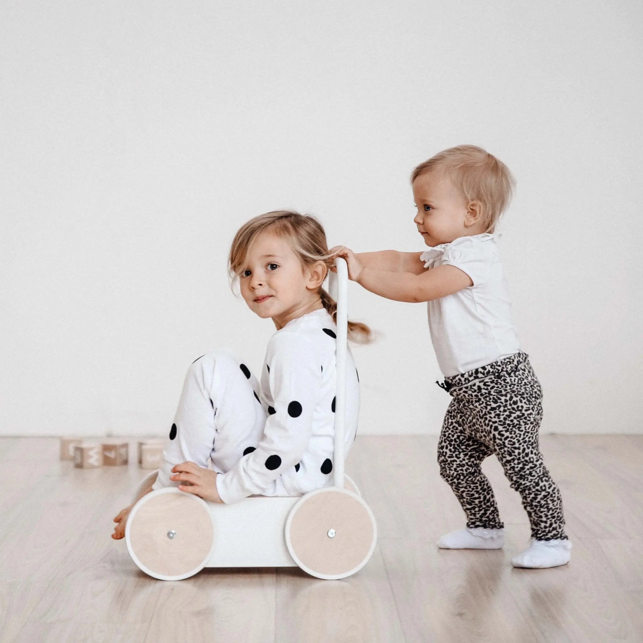 Biały drewniany chodzik pchacz nauka chodzenia zabawka dla dzieci ooh noo - Zabawki z Lasu 