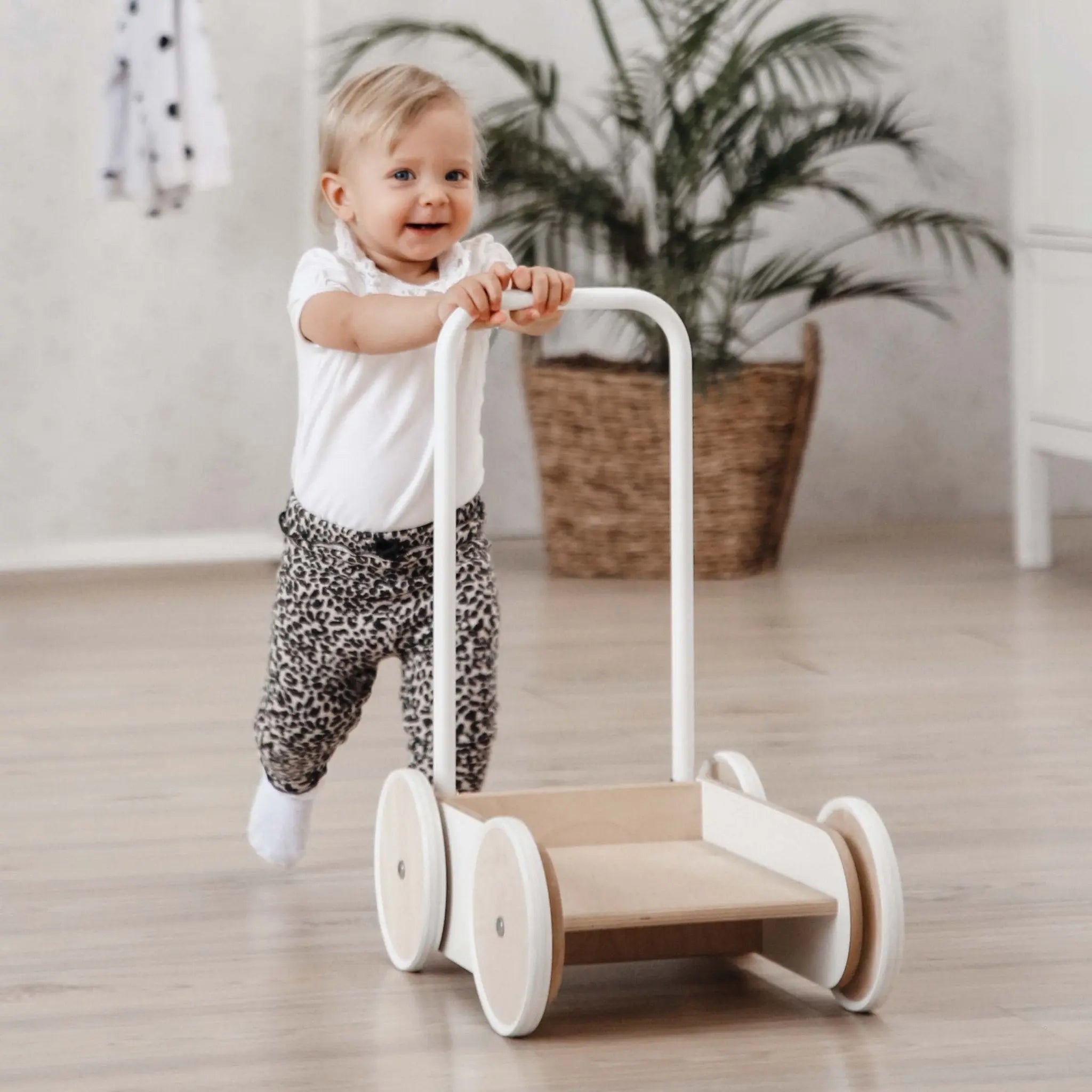 Biały drewniany chodzik pchacz nauka chodzenia zabawka dla dzieci ooh noo - Zabawki z Lasu 
