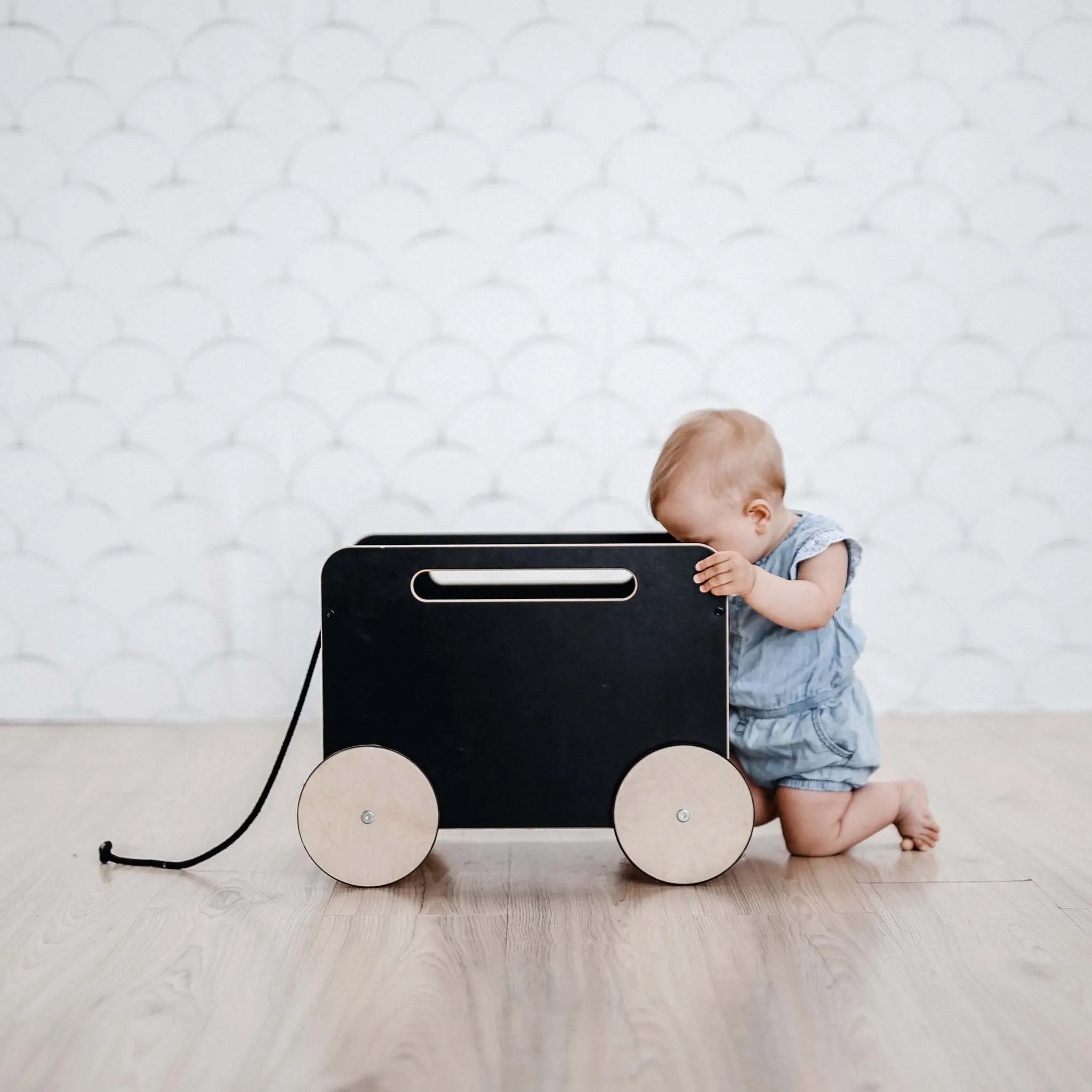 Czarna drewniana skrzynia na kółkach zabawka przechowywanie zabawek ooh noo - Zabawki z Lasu 