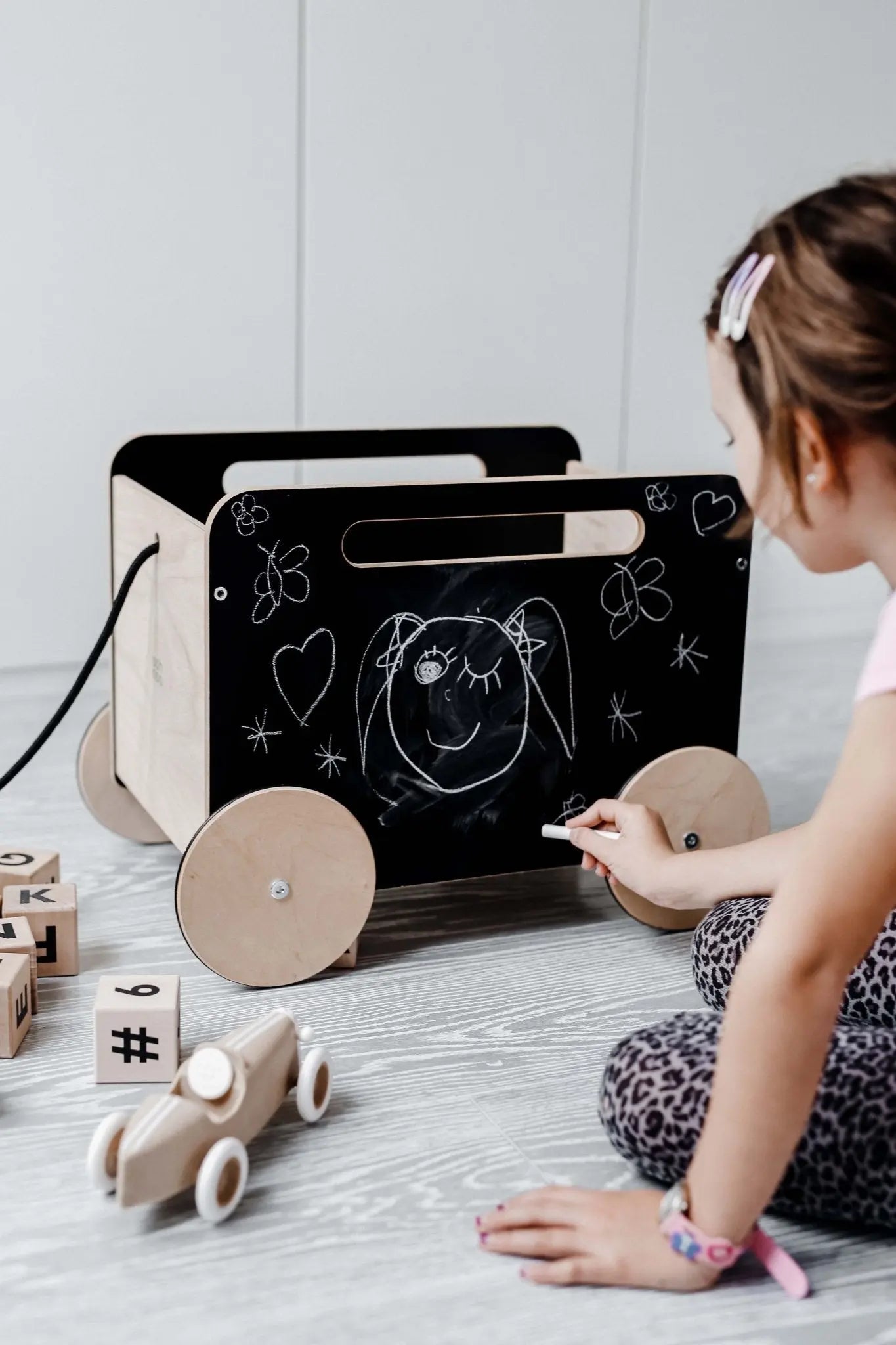 Czarna drewniana skrzynia na kółkach zabawka przechowywanie zabawek ooh noo - Zabawki z Lasu 