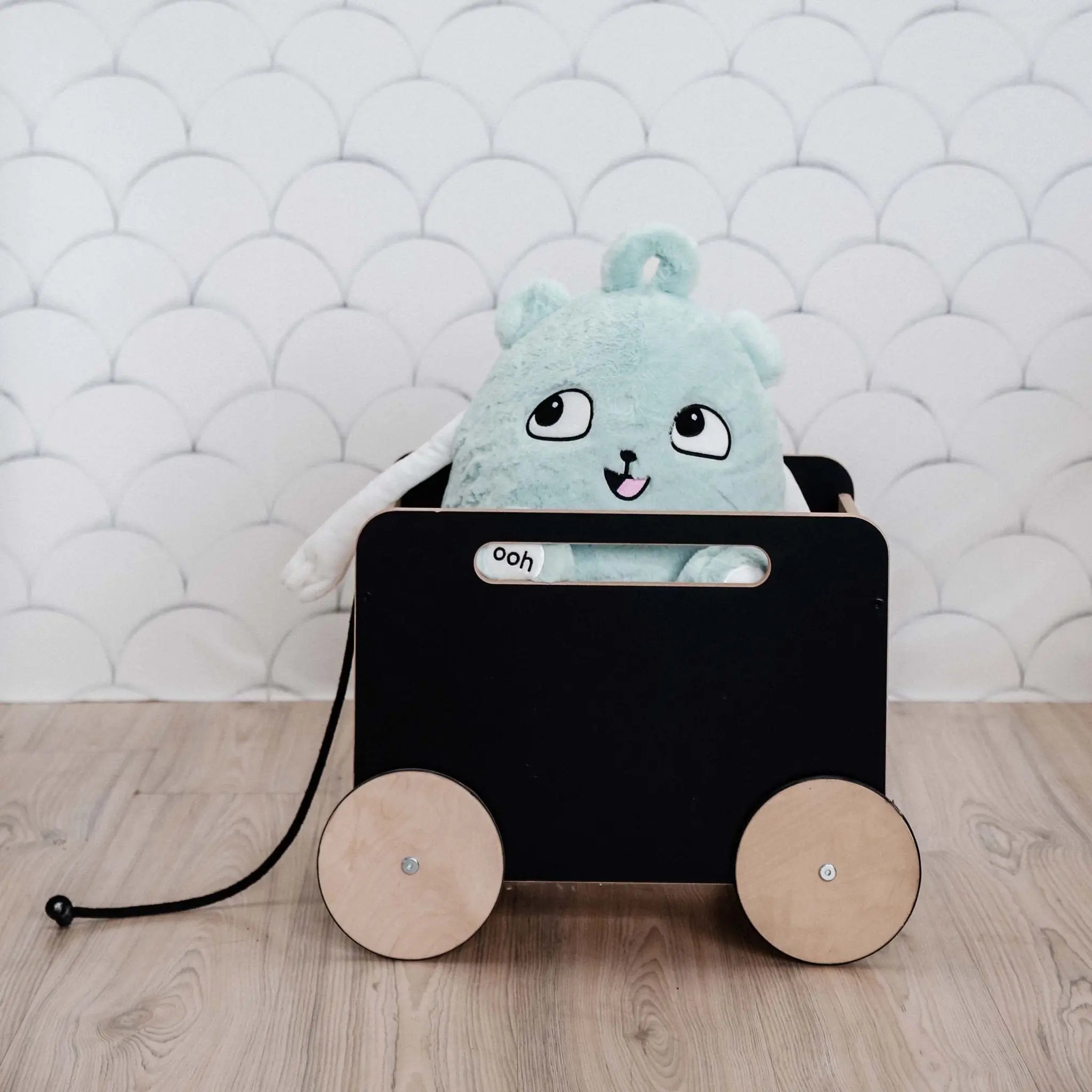 Czarna drewniana skrzynia na kółkach zabawka przechowywanie zabawek ooh noo - Zabawki z Lasu 