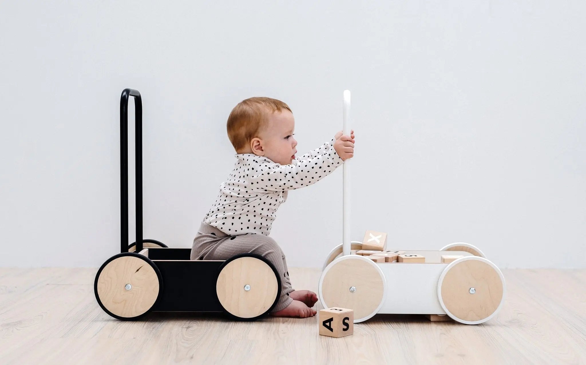 Czarny drewniany chodzik pchacz nauka chodzenia zabawka dla dzieci ooh noo - Zabawki z Lasu 