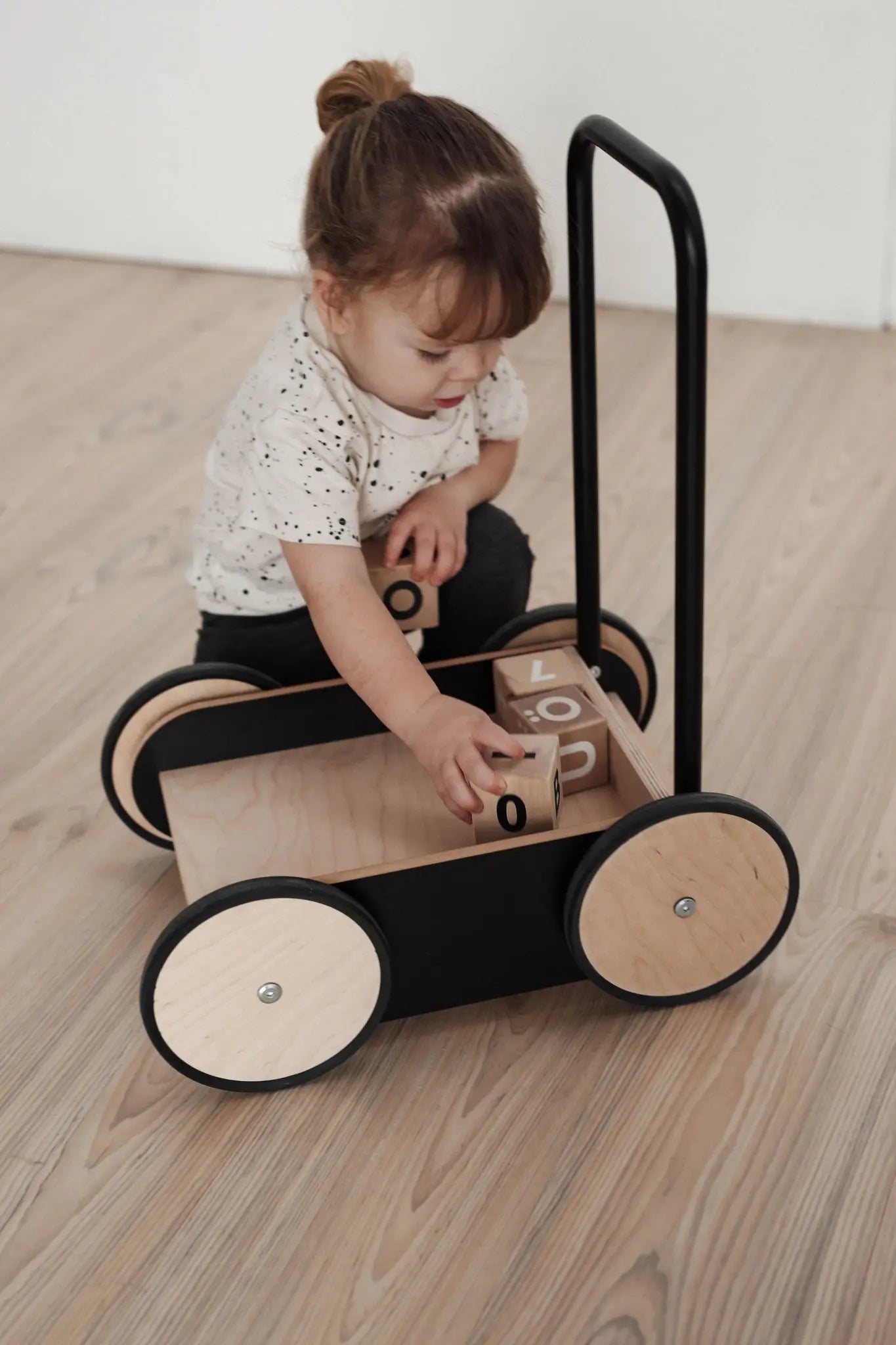 Czarny drewniany chodzik pchacz nauka chodzenia zabawka dla dzieci ooh noo - Zabawki z Lasu 