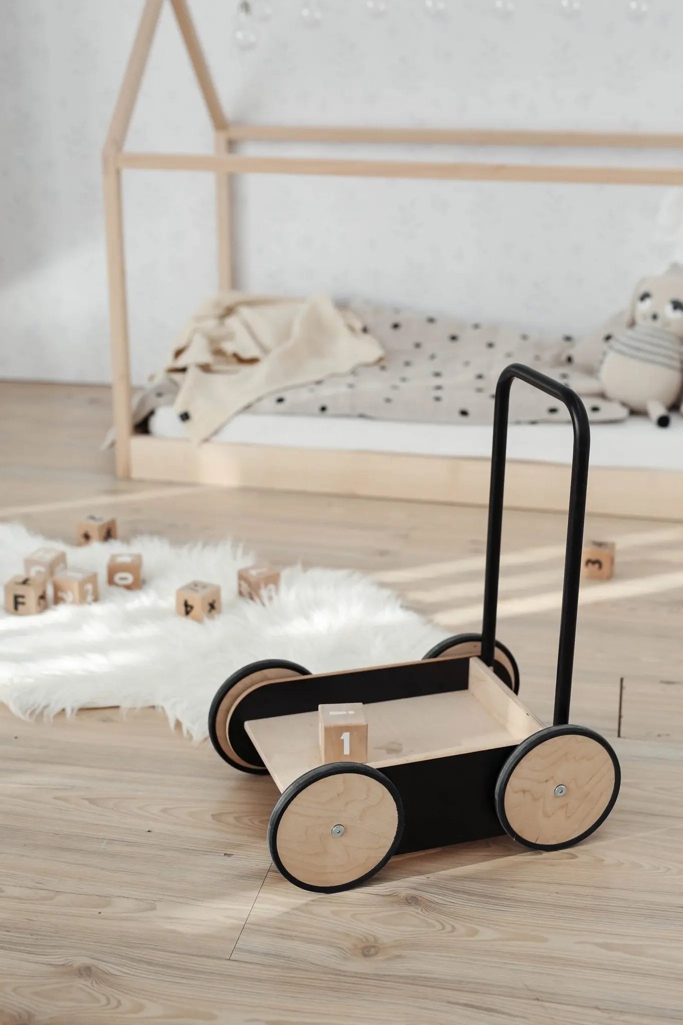 Czarny drewniany chodzik pchacz nauka chodzenia zabawka dla dzieci ooh noo - Zabawki z Lasu 
