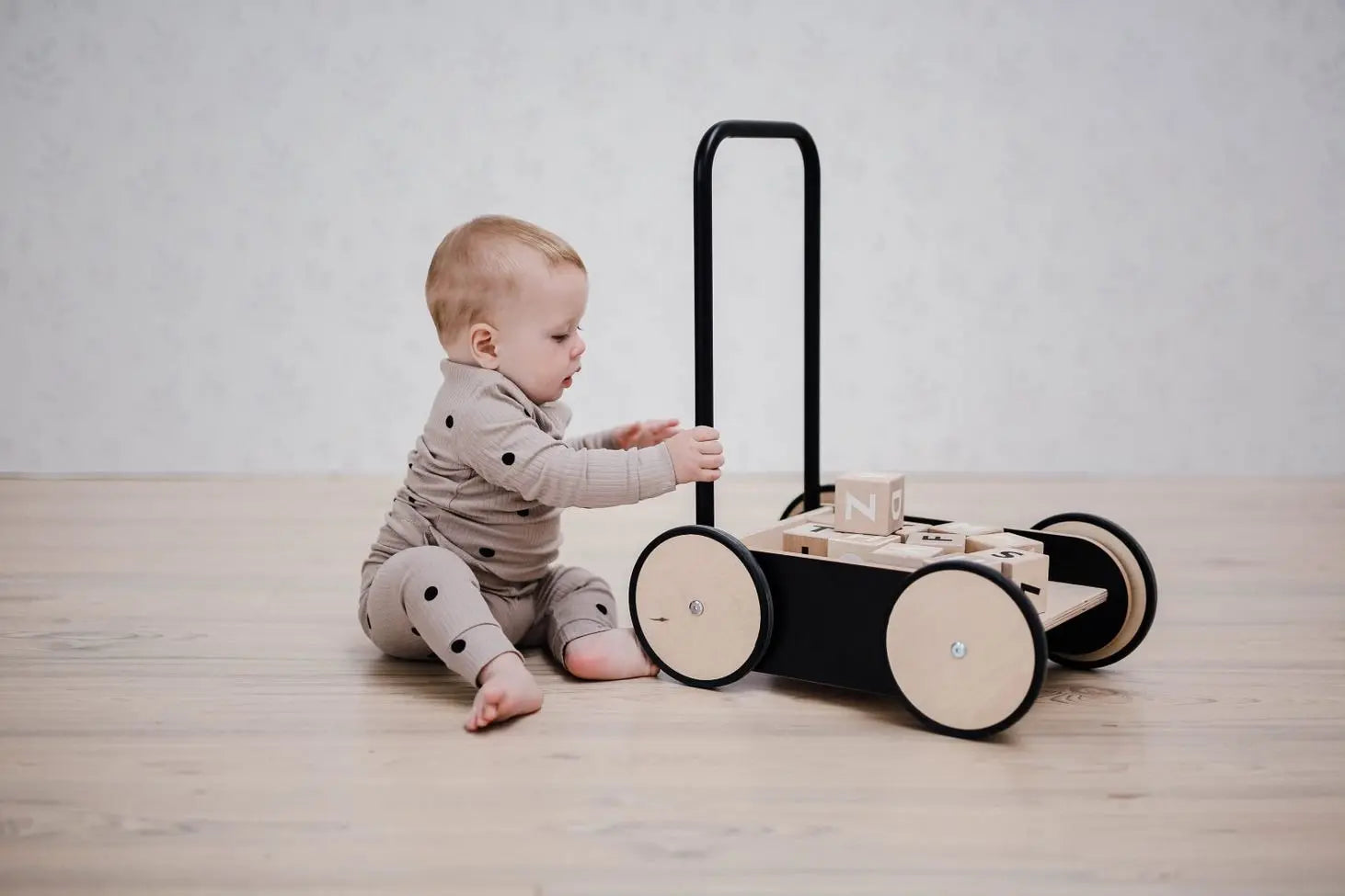 Czarny drewniany chodzik pchacz nauka chodzenia zabawka dla dzieci ooh noo - Zabawki z Lasu 
