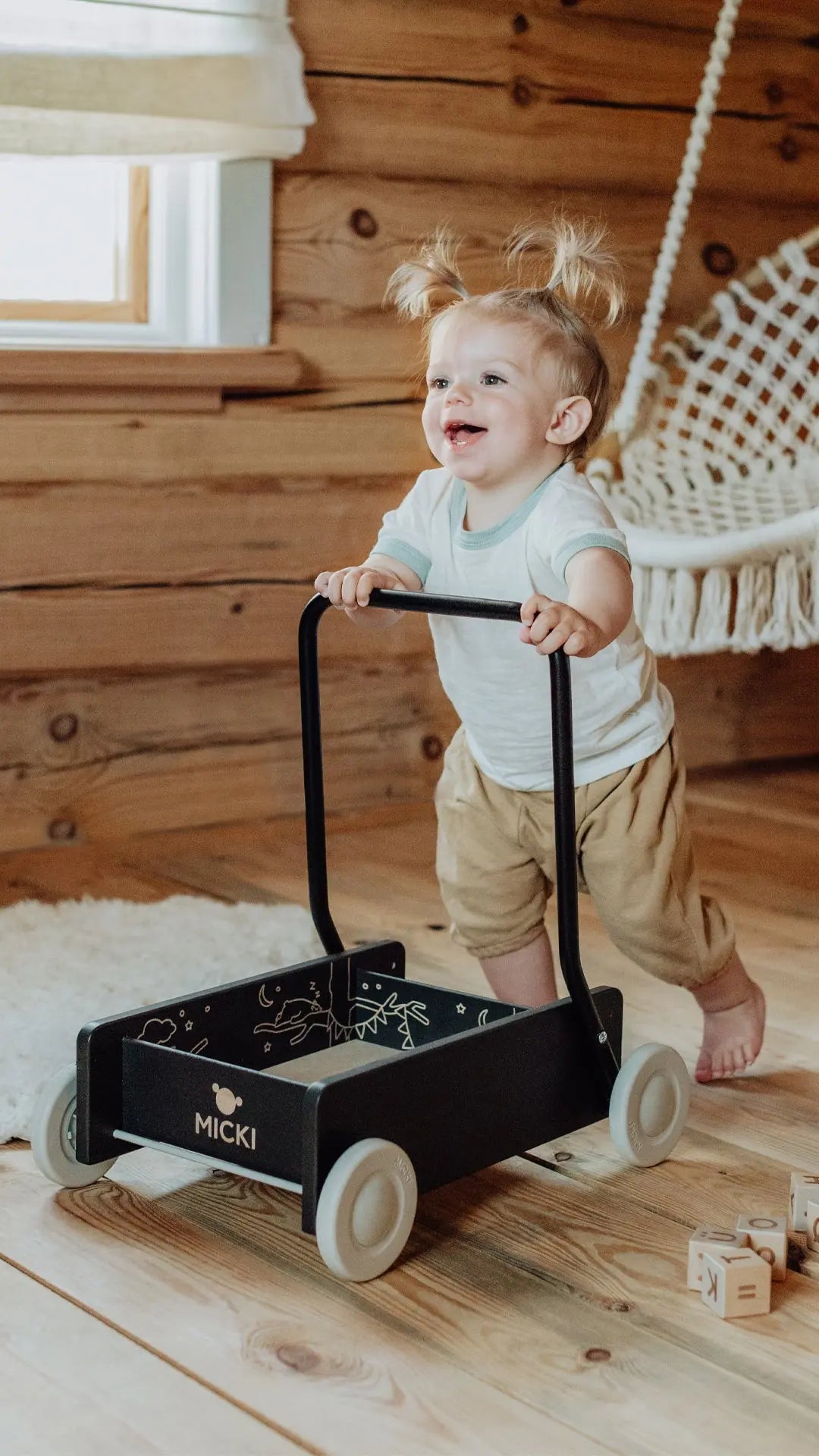 Czarny drewniany chodzik pchacz Premium, nauka chodzenia, dla dzieci, Micki - Zabawki z Lasu 