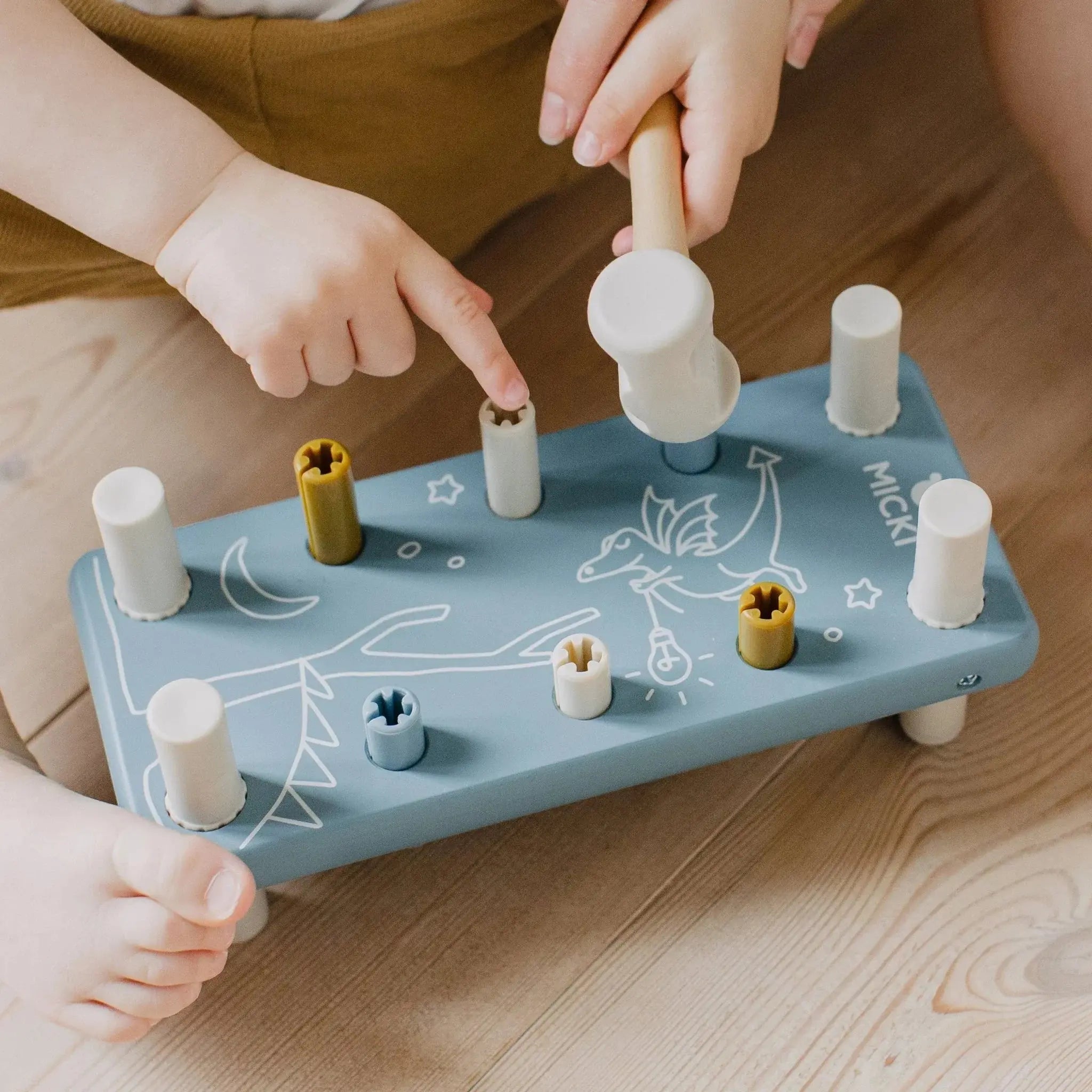 Drewniana przebijanka z gumowym młotkiem niebieska, wbijanka, zabawka Micki - Zabawki z Lasu 