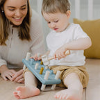 Drewniana przebijanka z gumowym młotkiem niebieska, wbijanka, zabawka Micki - Zabawki z Lasu 