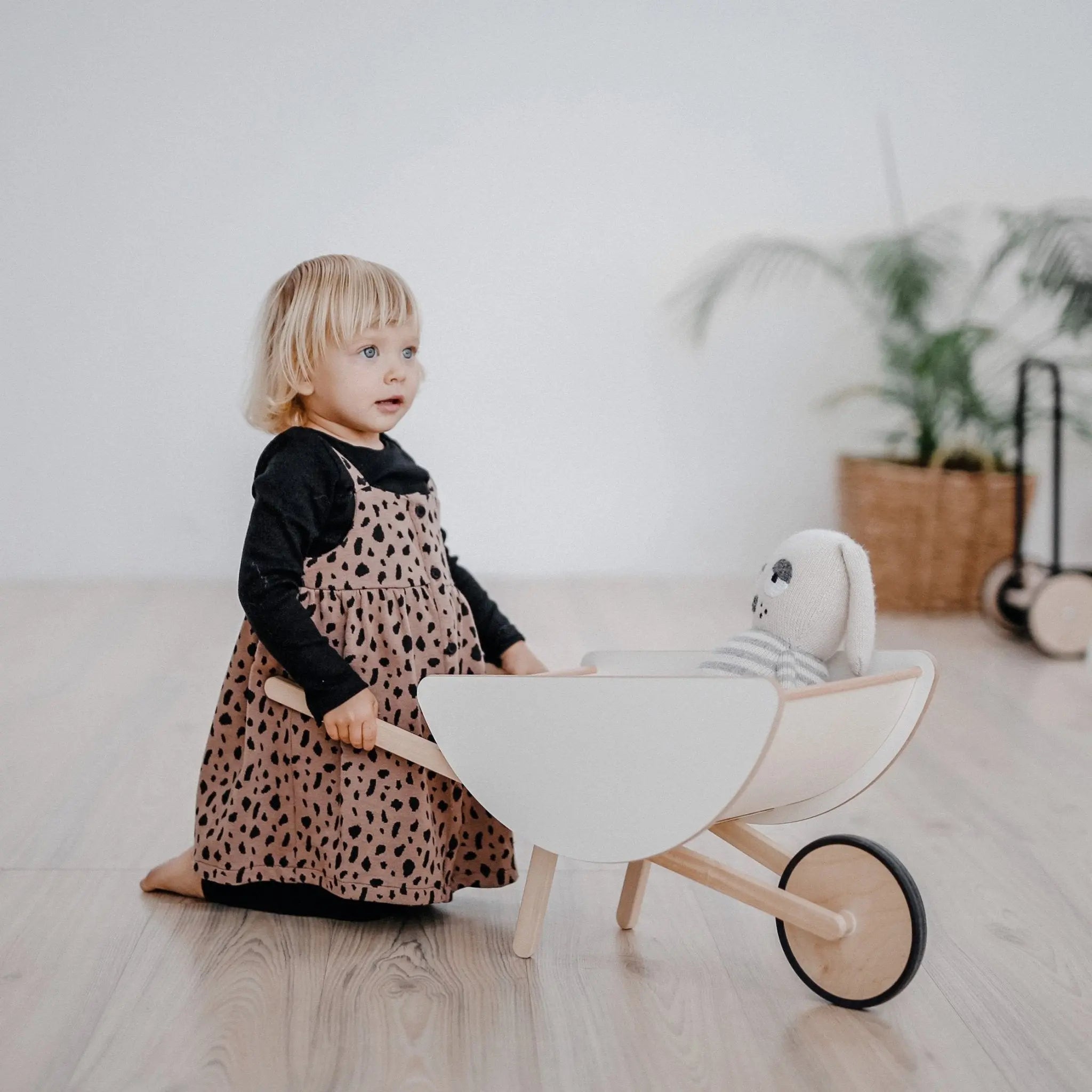 Drewniana taczka do zabawek zabawka dla dzieci zabawa lalkami lalki ooh noo - Zabawki z Lasu 