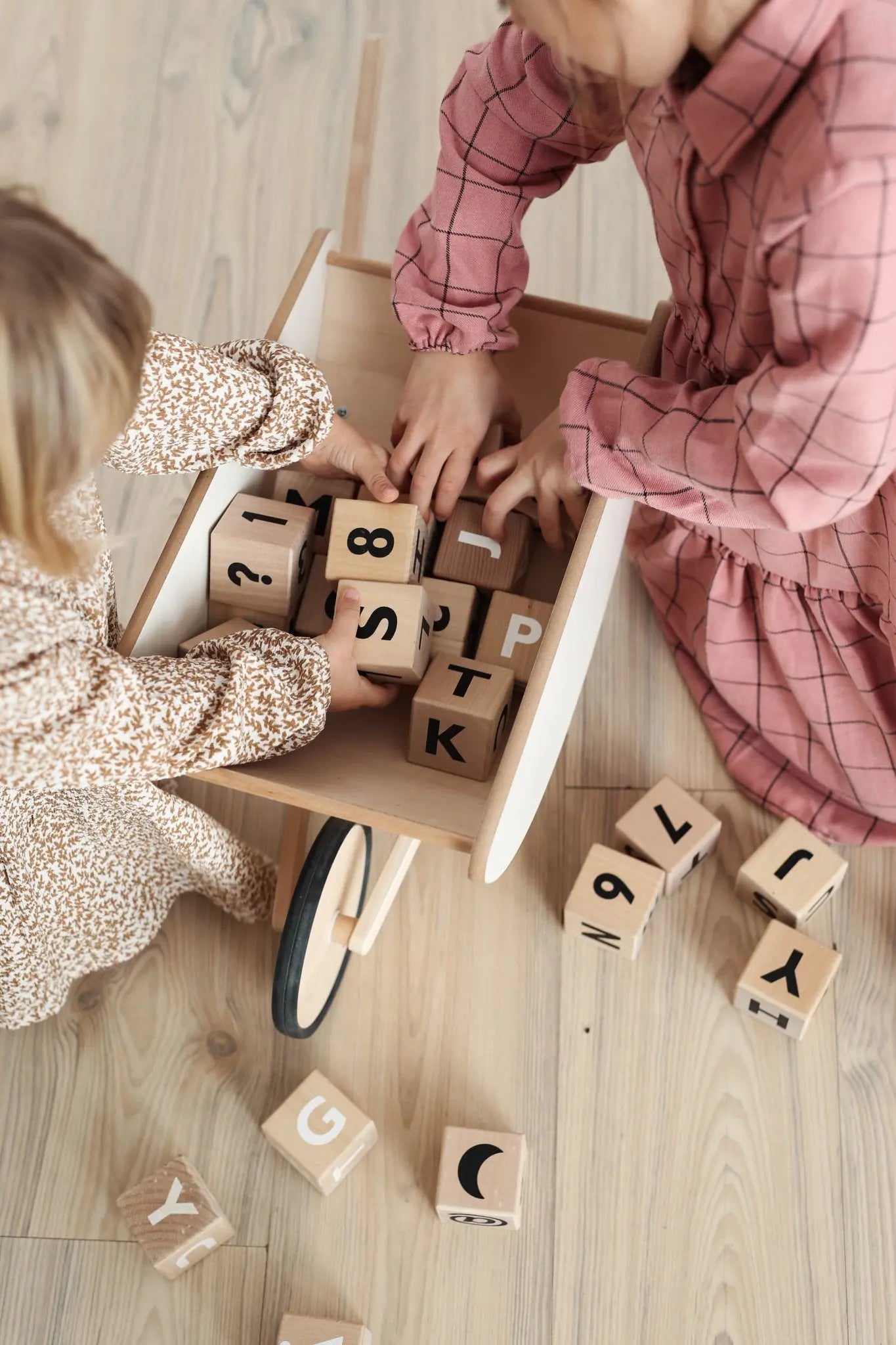 Drewniana taczka do zabawek zabawka dla dzieci zabawa lalkami lalki ooh noo - Zabawki z Lasu 