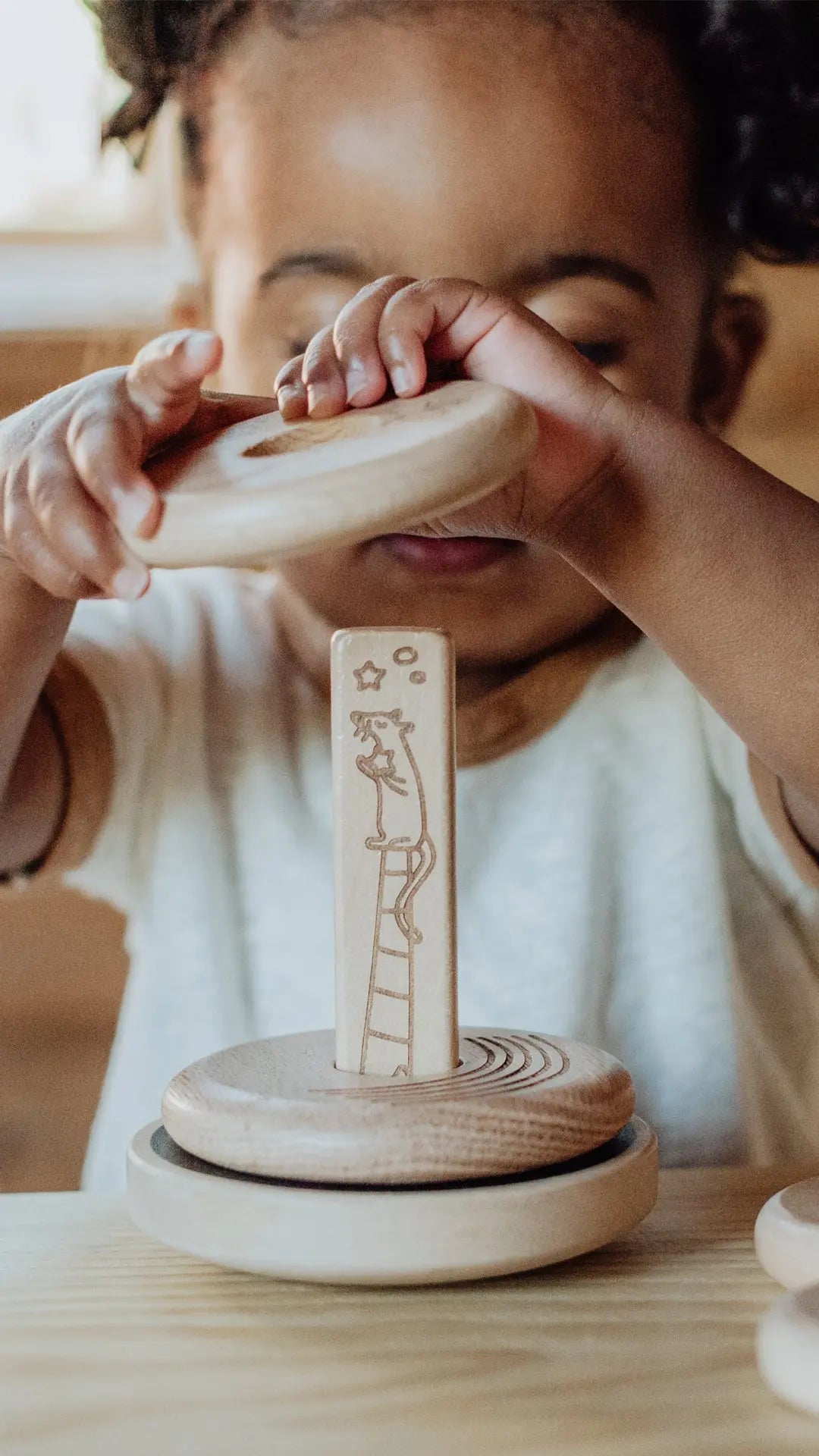 Drewniana układanka piramida Premium, zabawka nakładanka kółka, nauka Micki - Zabawki z Lasu 