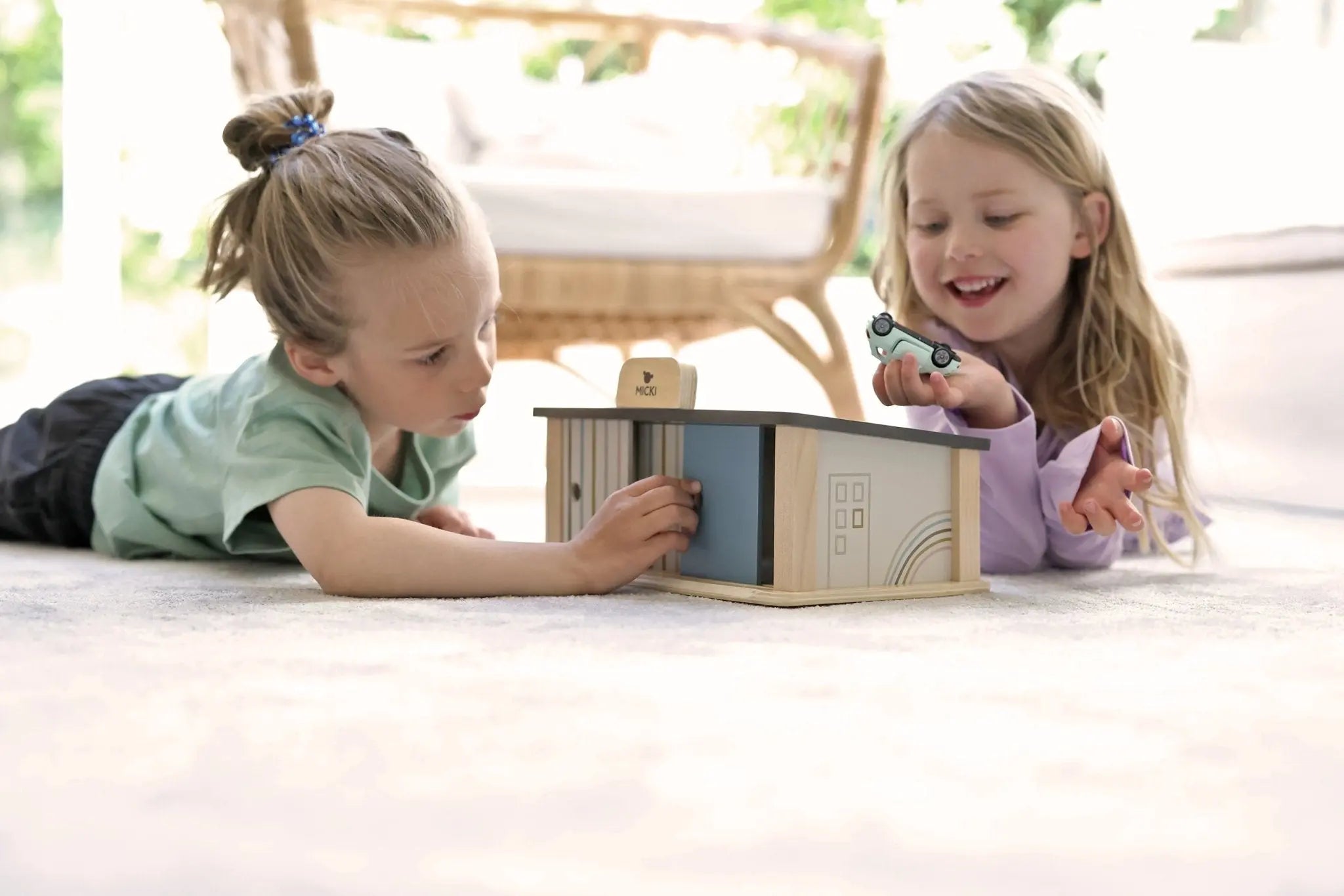 Drewniany garaż zabawka dla dzieci, zabawa samochodami, warsztat auta Micki - Zabawki z Lasu 