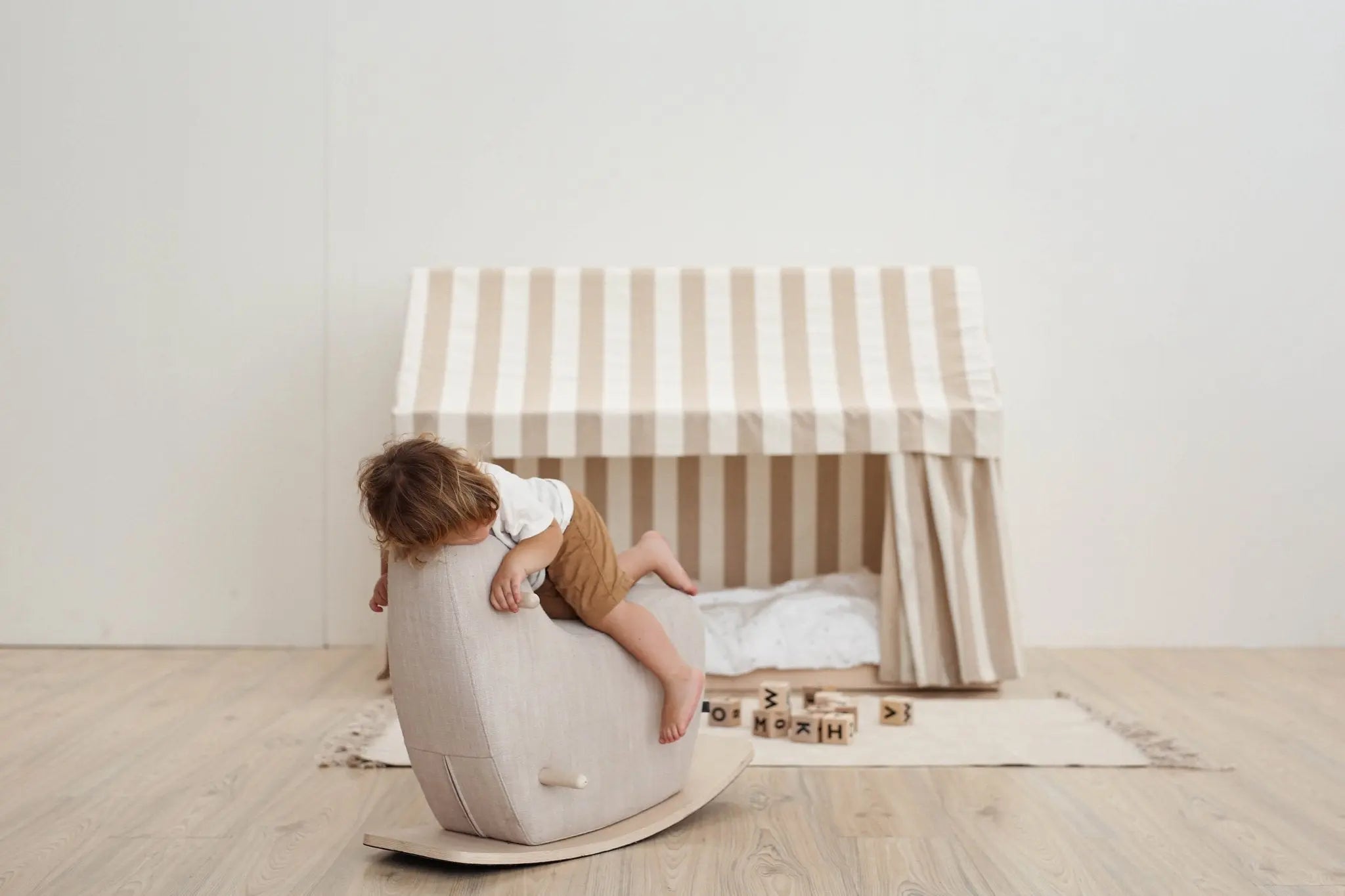 Drewniany konik na biegunach, zabawka dla dzieci koń bujany meble ooh noo - Zabawki z Lasu 