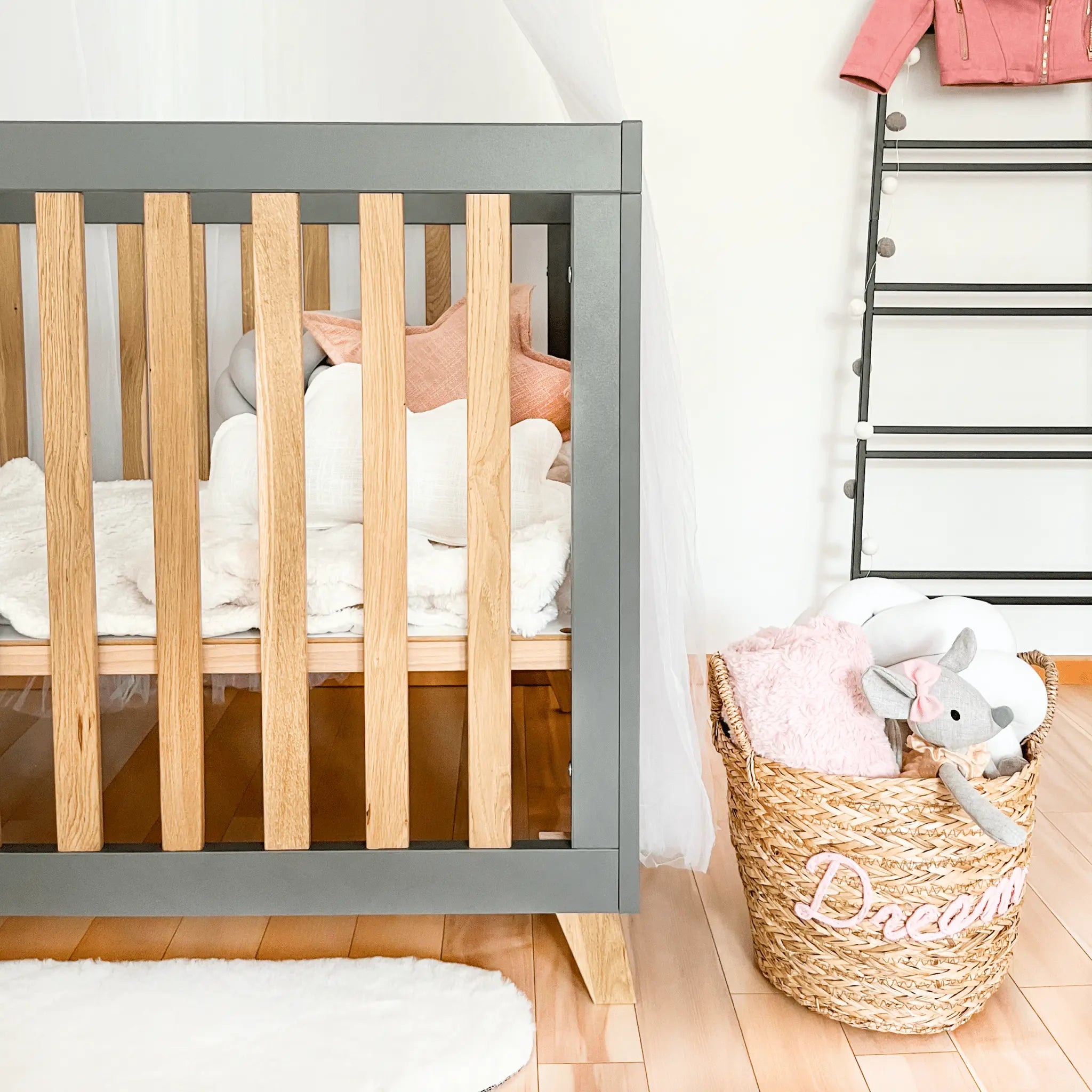 Dziecięcy kojec w kolorze szarego dębu - Zabawki z Lasu 