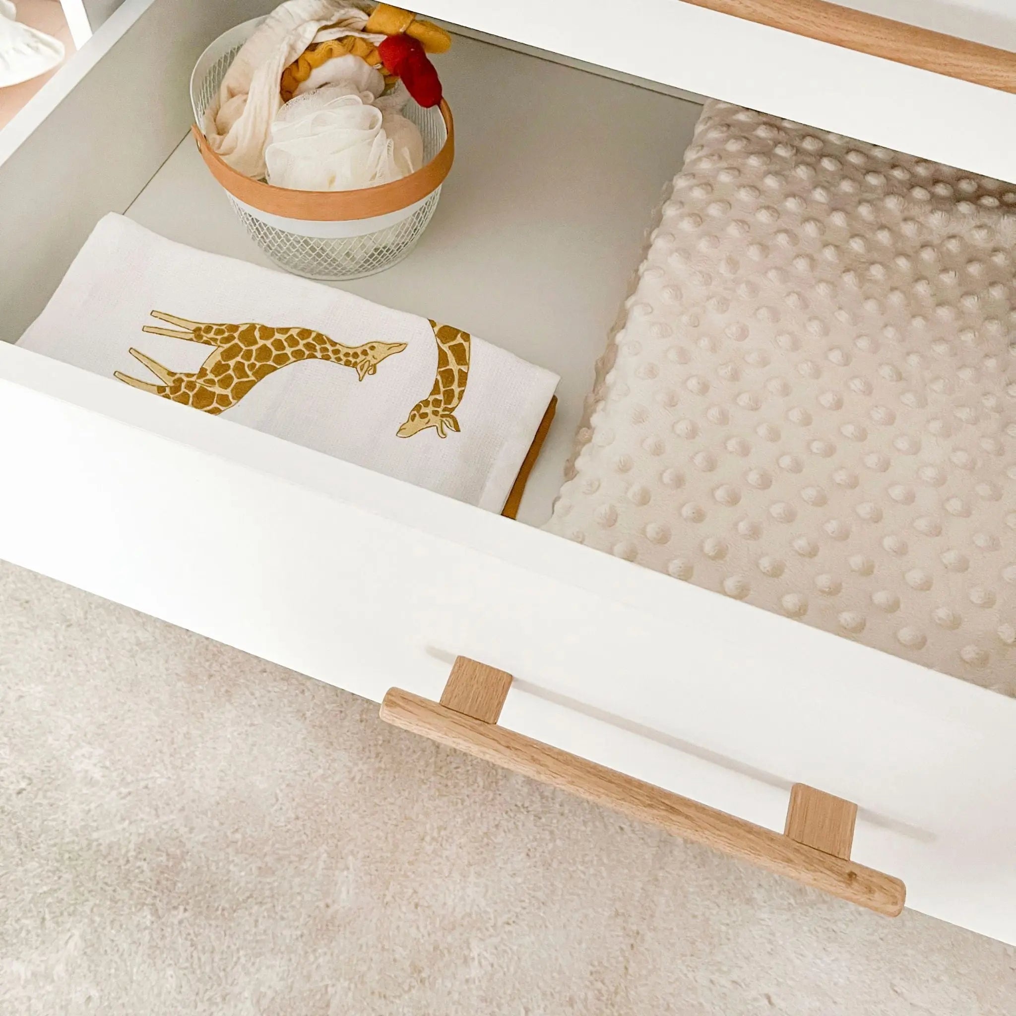 Komoda z przewijakiem ILA biała/szara - Zabawki z Lasu 