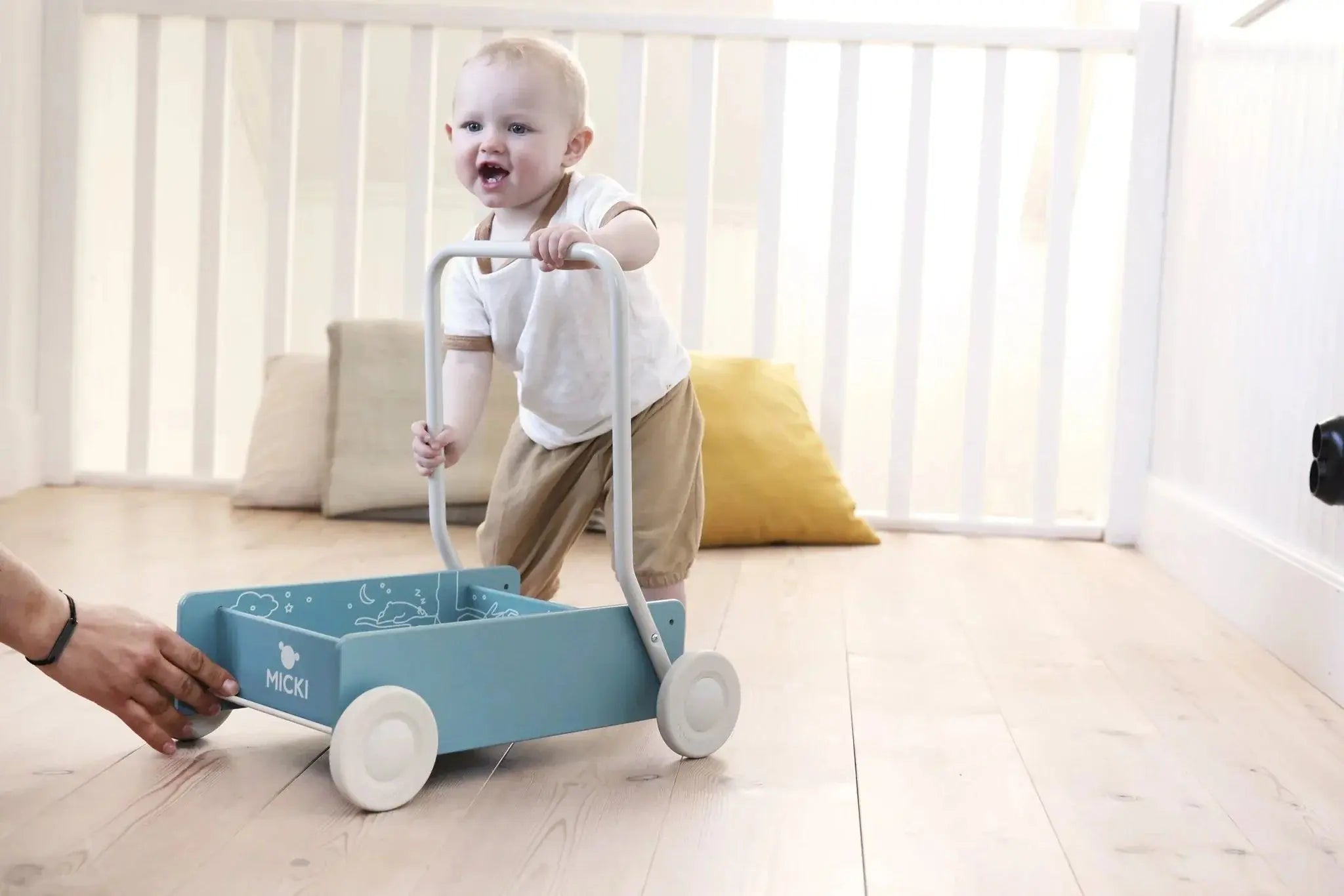 Niebieski drewniany chodzik pchacz, do nauki chodzenia, dla dzieci, Micki - Zabawki z Lasu 