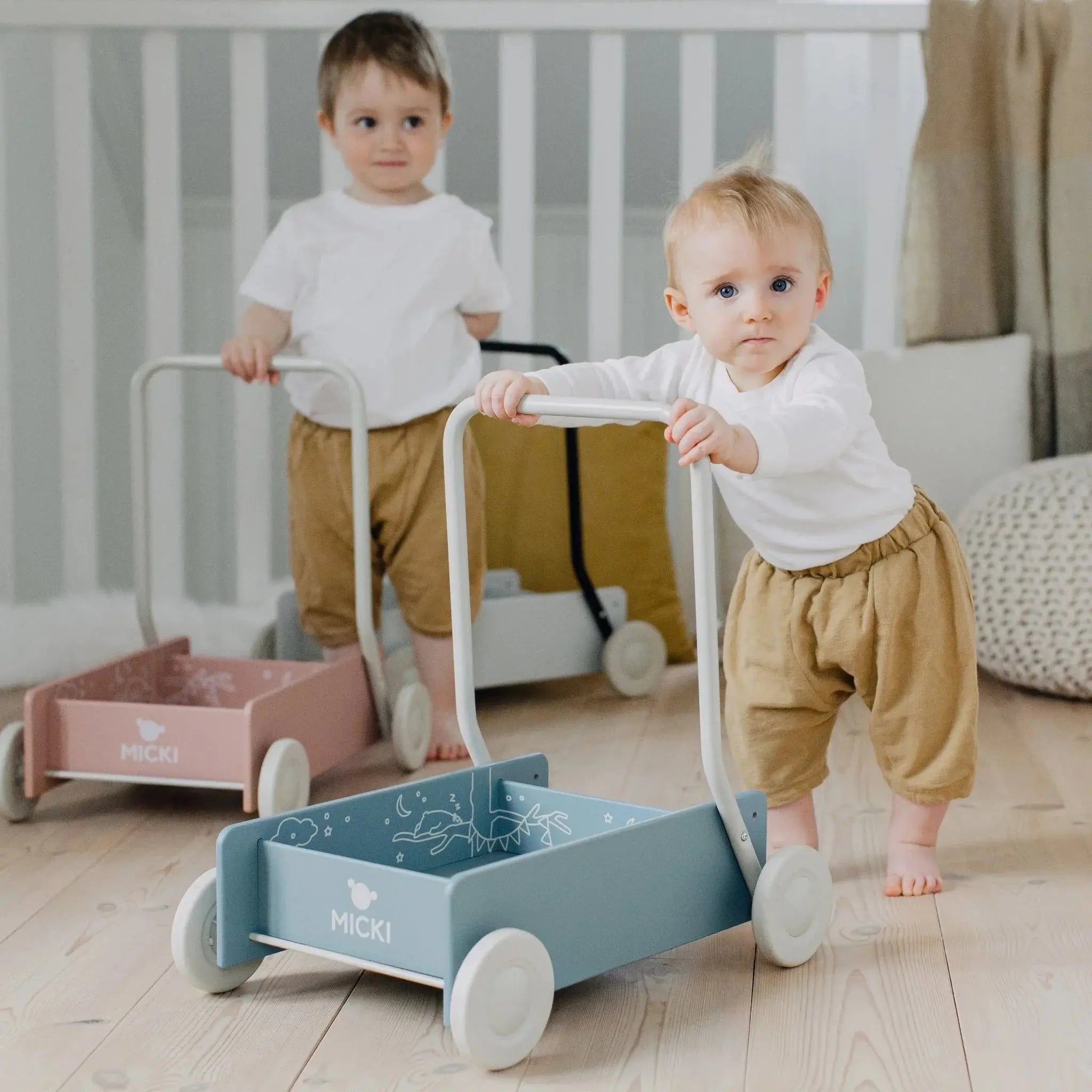 Niebieski drewniany chodzik pchacz, do nauki chodzenia, dla dzieci, Micki - Zabawki z Lasu 