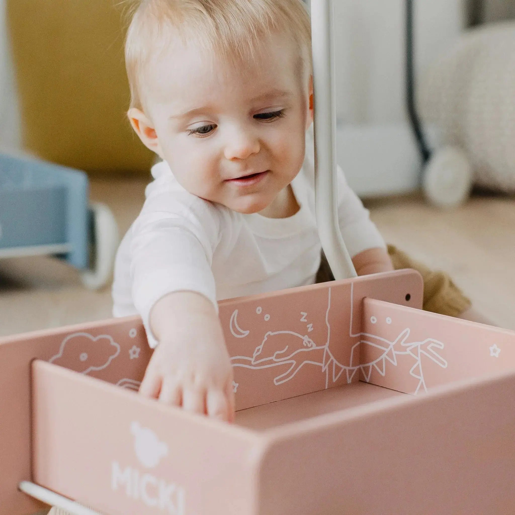 Różowy drewniany chodzik pchacz, do nauki chodzenia, dla dzieci, zabawka Micki - Zabawki z Lasu 